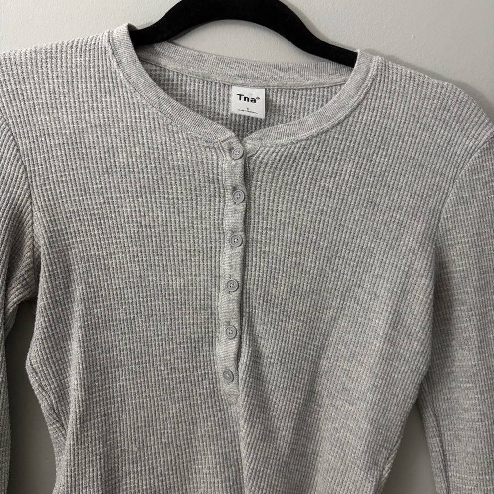 TNA Light Gray Ribbed Crop Top - Picture 2 of 5